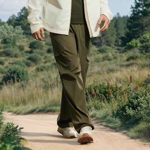 采用舒适梭织面料，适合户外活动和日常休闲