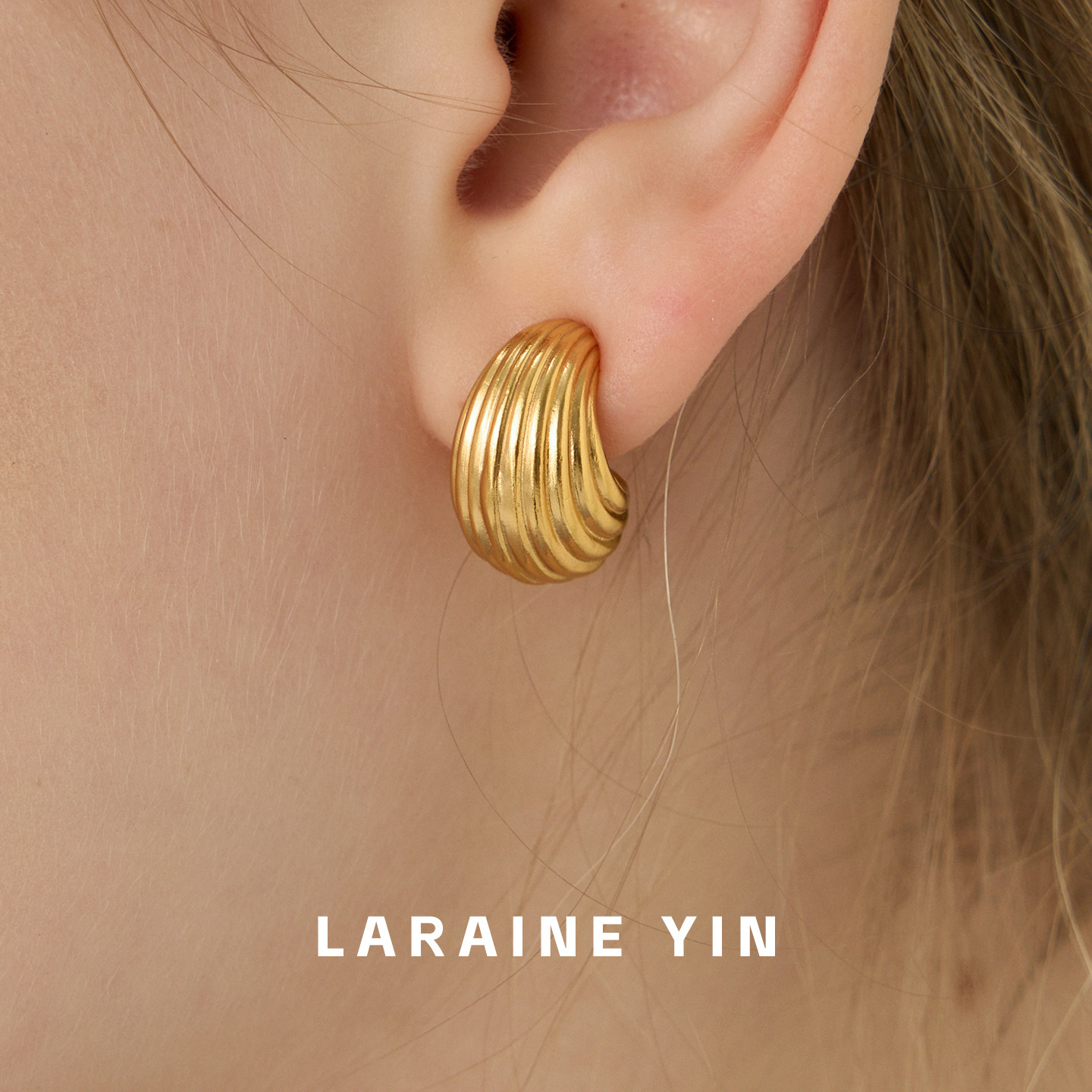 LARAINEYIN拉丝海螺曲线腰果耳钉女 精致小众设计时尚百搭耳饰