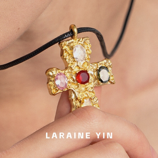 LARAINE YIN小众高级感复古十字架黑绳项链金色肌理感熔岩哥特风