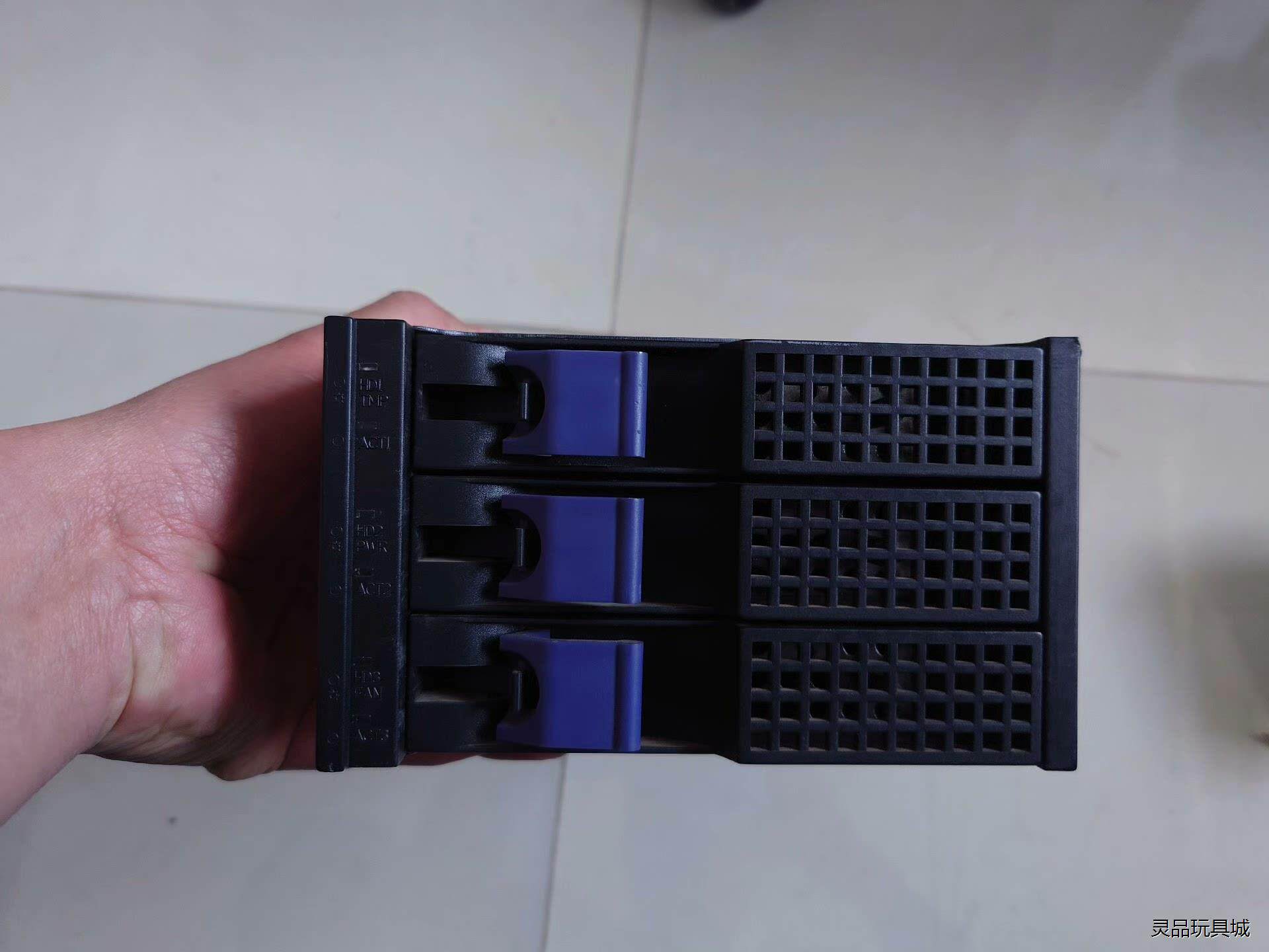 双光驱位3.5吋X3热插拔80针SCSI硬盘内置盒，外68针议价商品