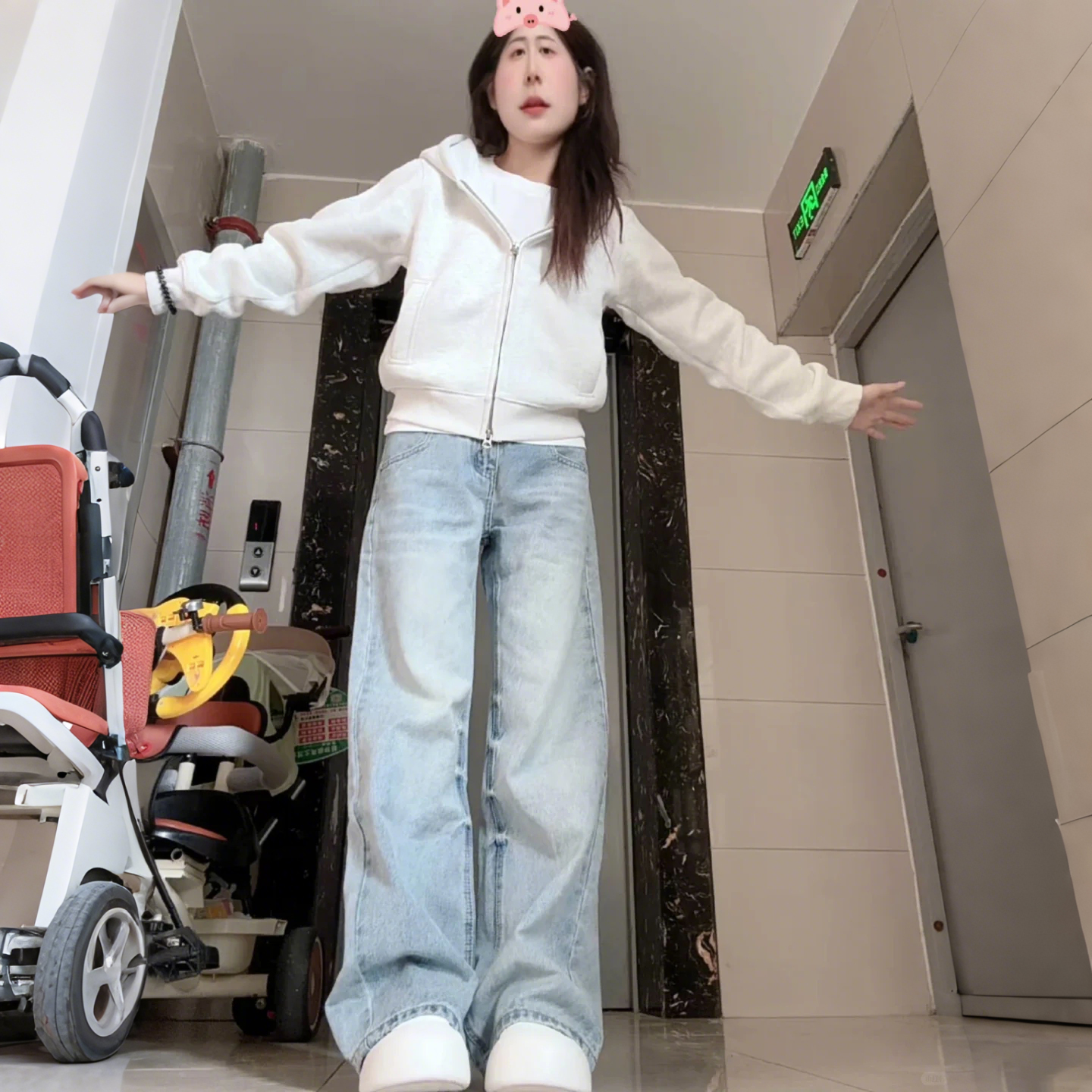 初秋季白色短款卫衣外套女2025新款连帽开衫拉链修身上衣韩系穿搭