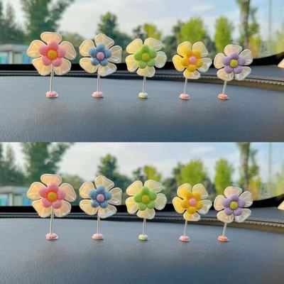 新款汽车摆件车载中控台装饰女