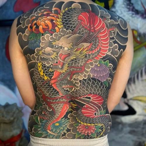 老传统苍龙彩色满背纹身