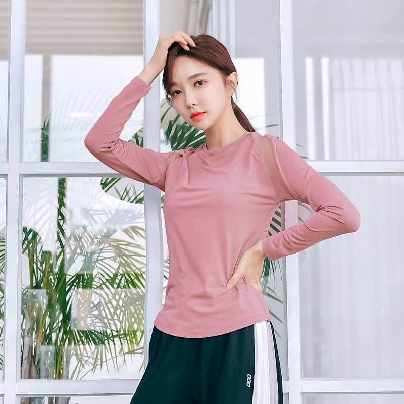 宽松T恤瑜伽裤搭配的上衣瑜伽mm