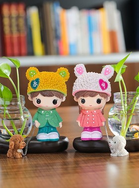 书桌上的小摆件件可爱呆萌情侣娃娃插花水培绿萝花瓶玄关上装饰