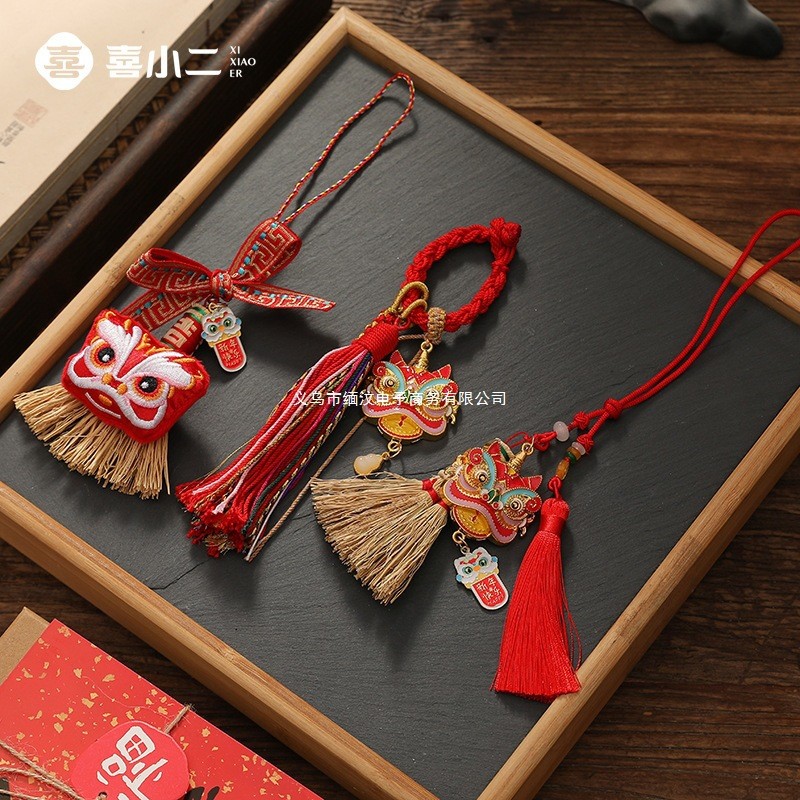 过年春节新年场景小挂件年氛围装饰扫把蛇汽车挂饰布置小挂件