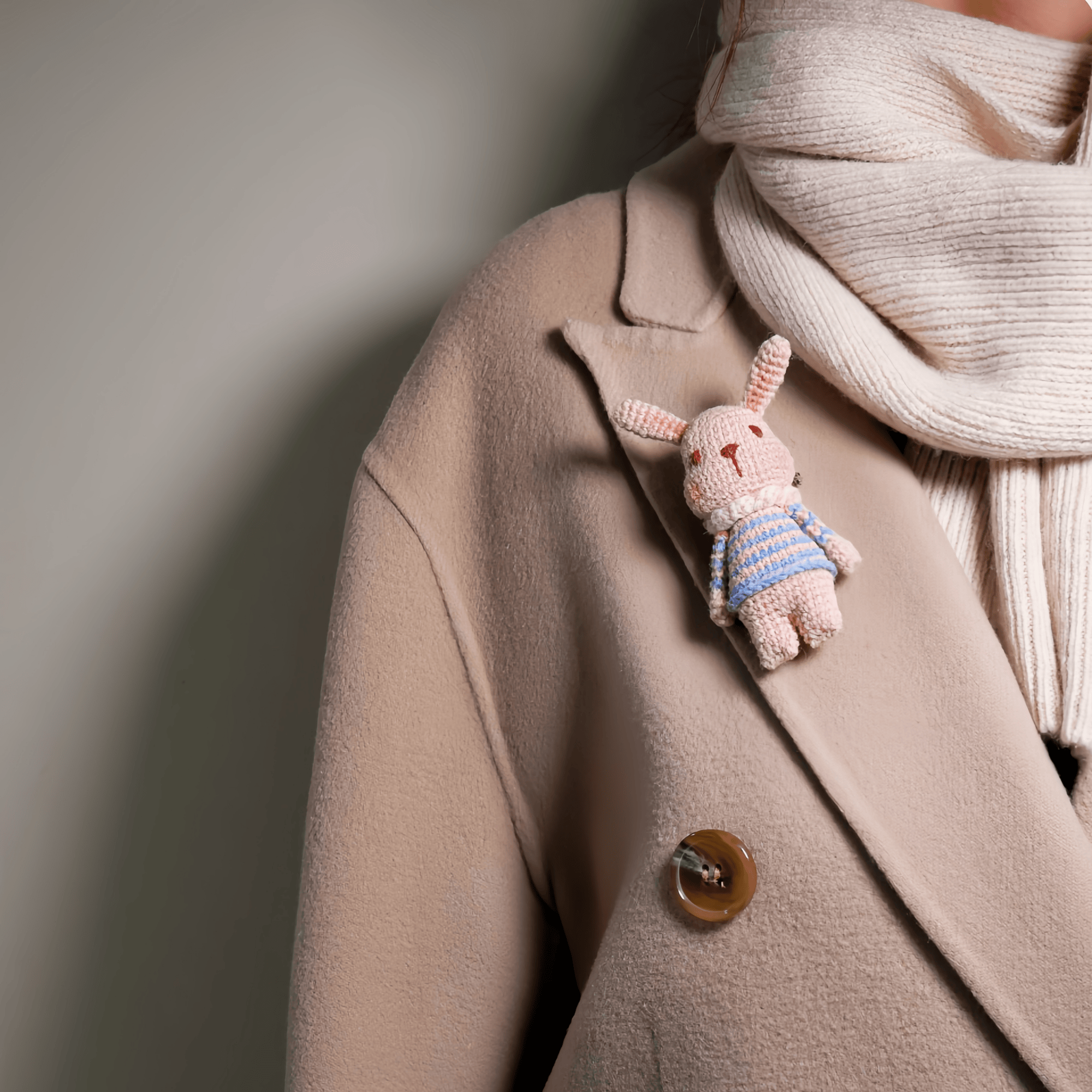 兔子胸针大衣配饰冬日穿搭兔年