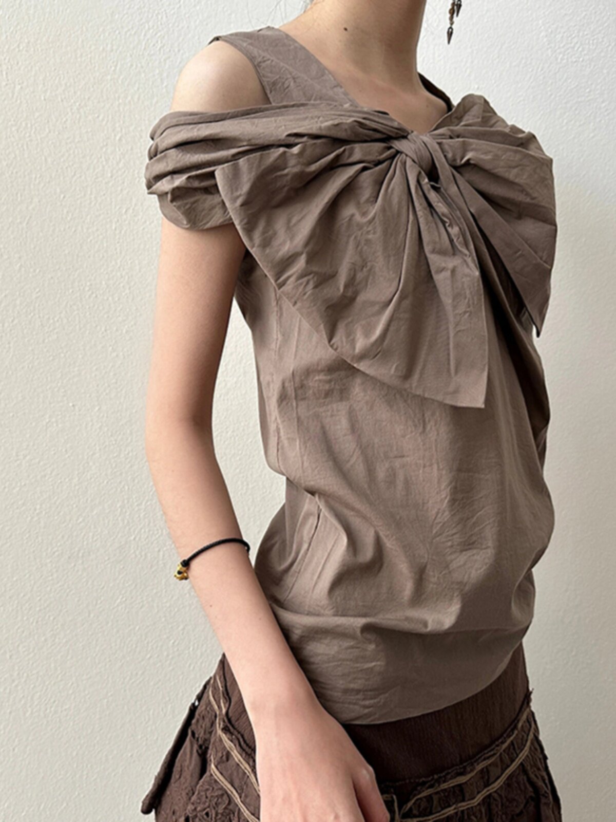 한국 스타일 복고풍 디자인 주름 보우 셔츠 여성 여름 틈새 다목적 갈색 섹시한 오프 숄더 탑