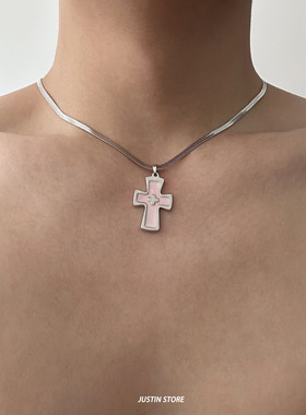 甜酷设计粉色十字架吊坠项链