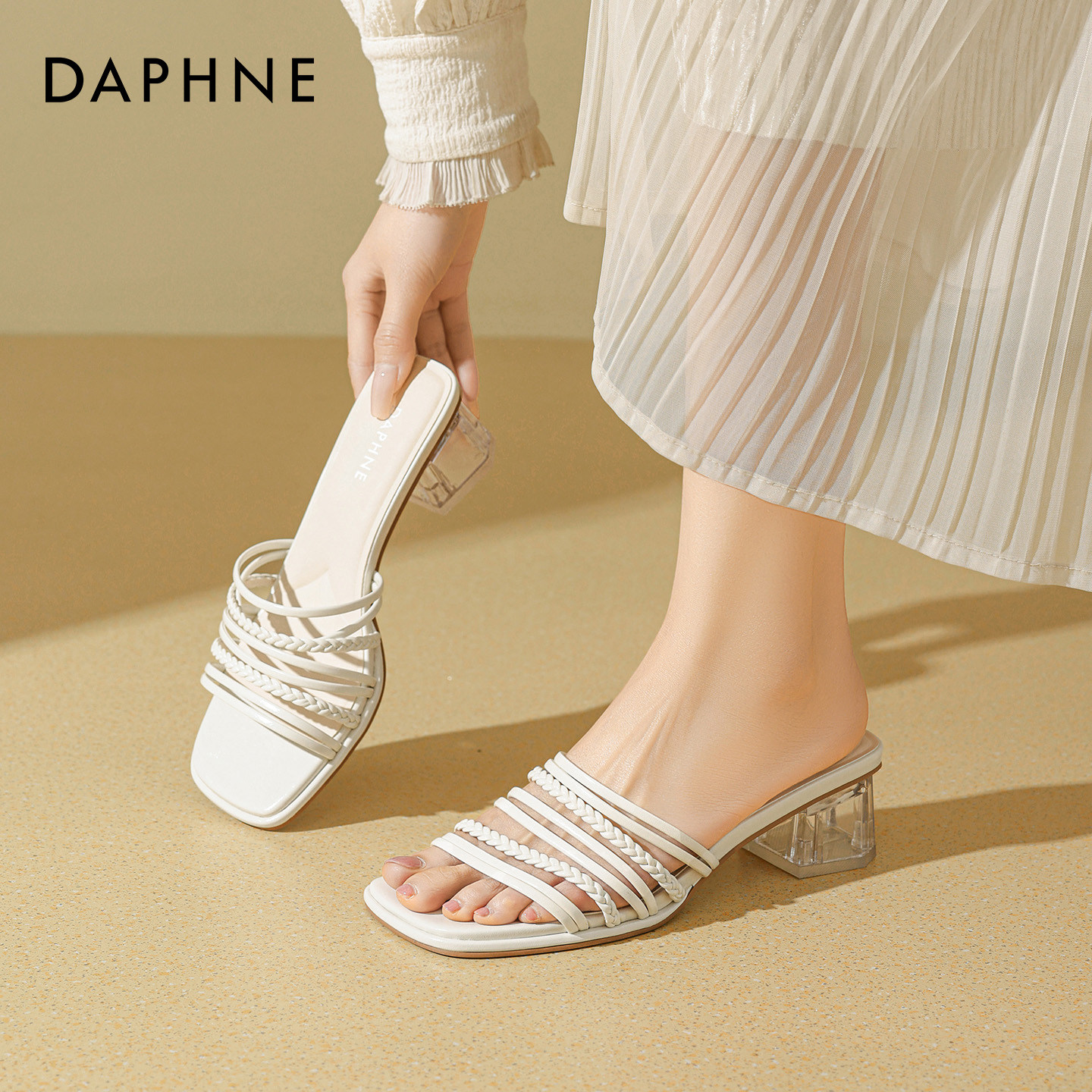 达芙妮粗跟凉鞋女2026夏季新款外穿沙滩米色水晶高跟好看方头凉鞋