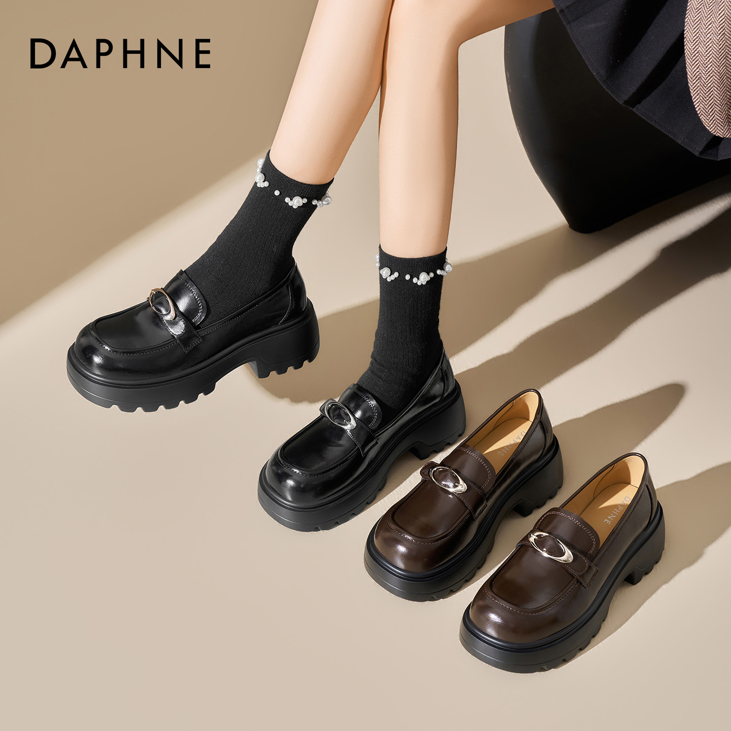 达芙妮黑色厚底小皮鞋英伦鱼眼扣