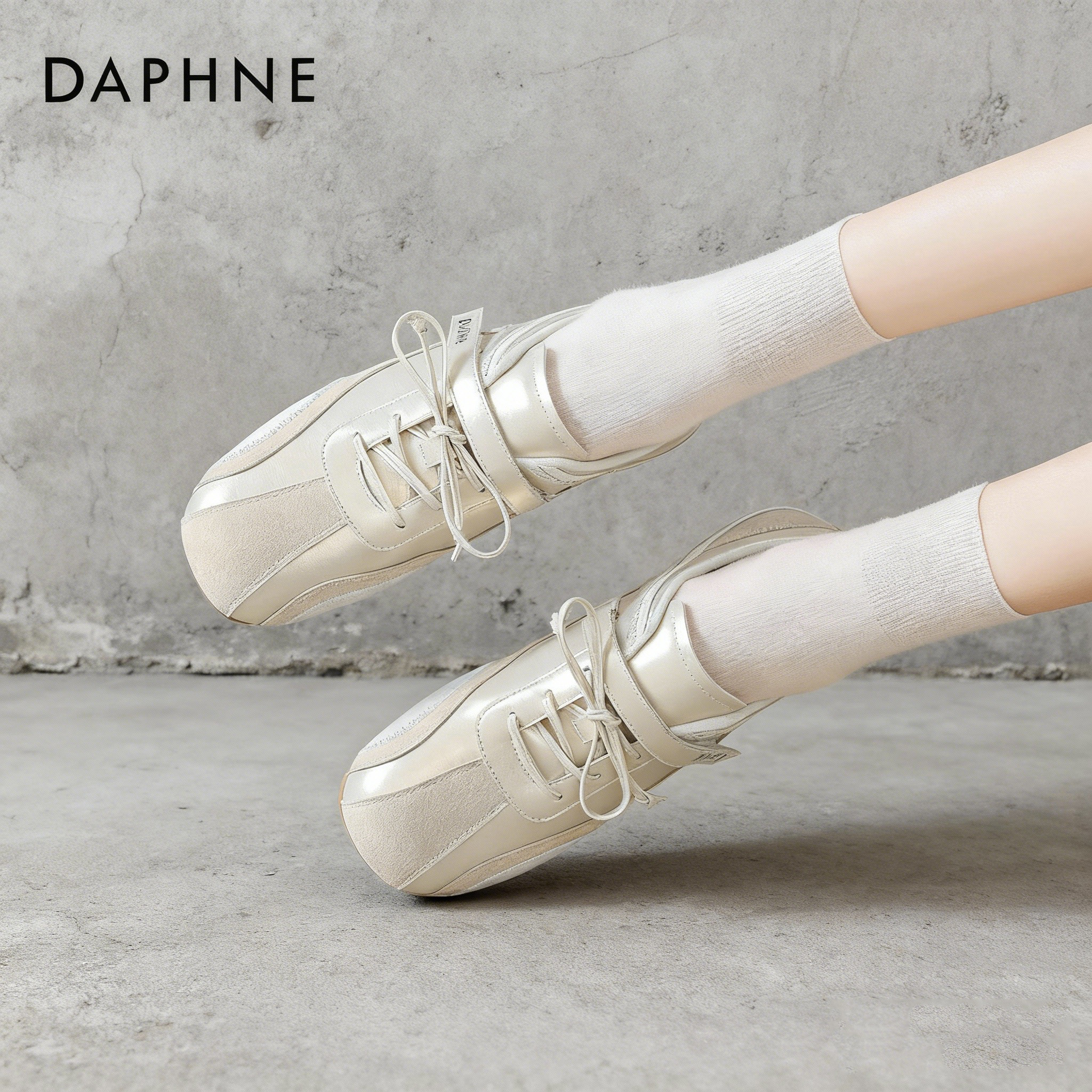 达芙妮魔术贴小白鞋女2026春正流行金色芭蕾德训鞋巨好看阿鞋子甘