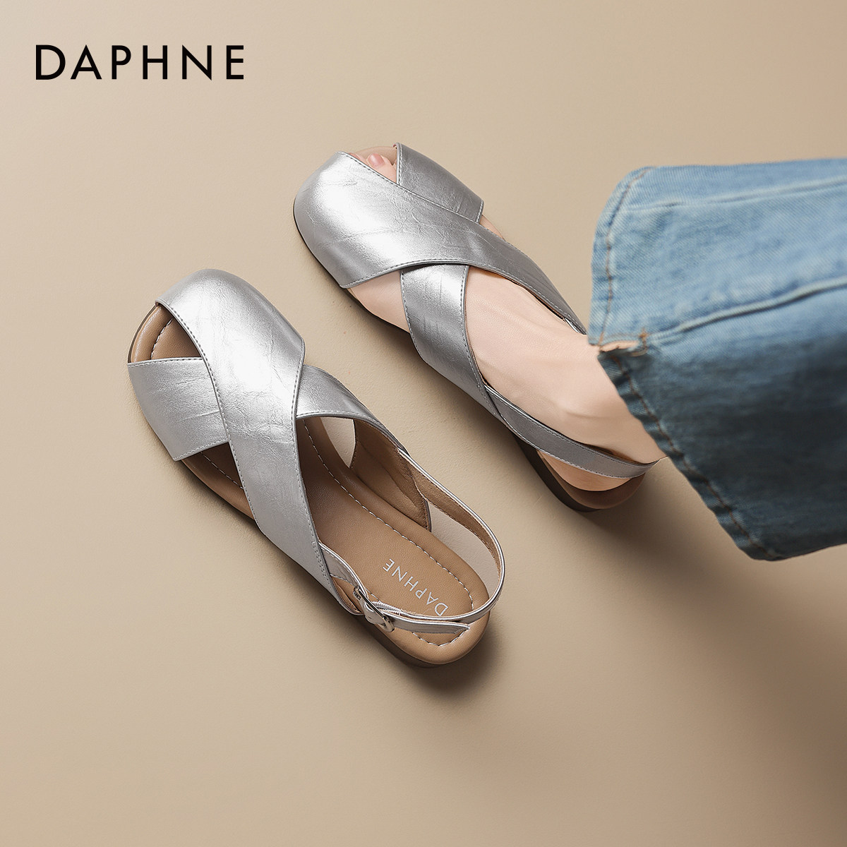 达芙妮银色包头凉鞋外穿女2026新款夏季平底镂空不累脚绝美凉单鞋