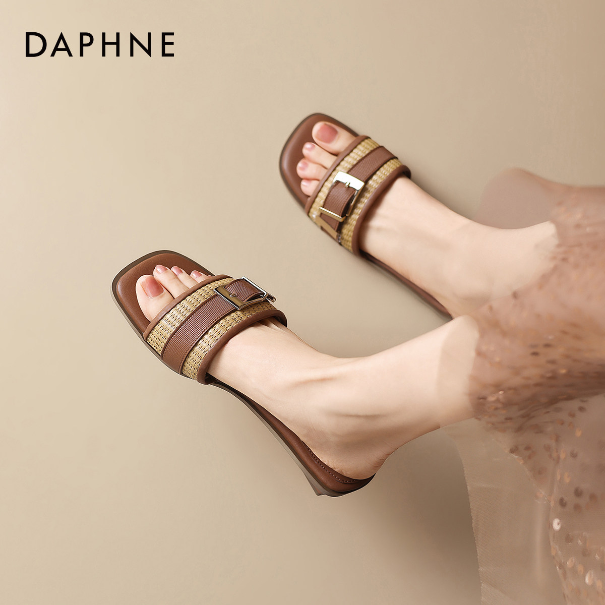 达芙妮编织凉拖鞋2026年夏季新款金属扣一字拖外穿沙滩凉鞋平底鞋