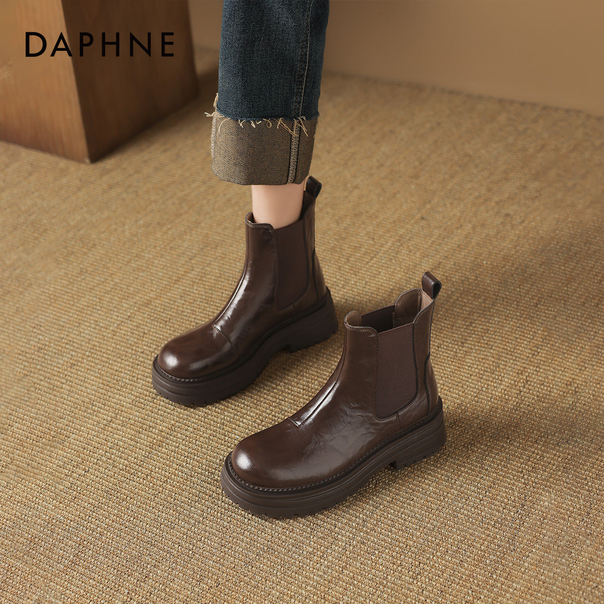 达芙妮厚底马丁靴女2026冬新款美拉德春款短筒靴圆头英伦风烟筒靴