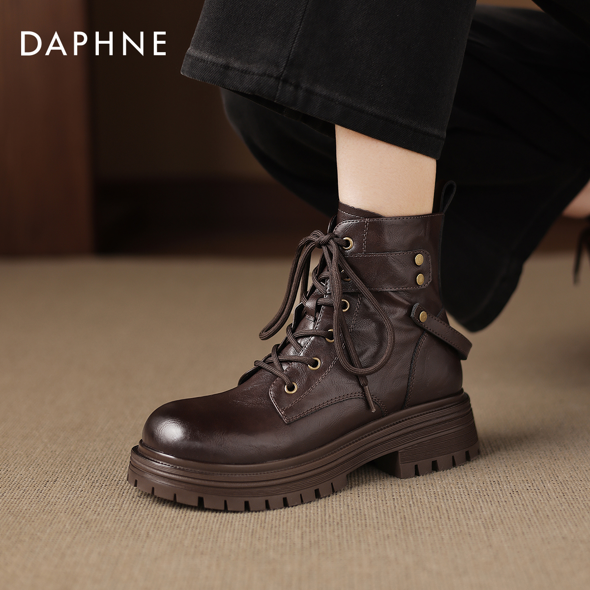 达芙妮棕色厚底马丁靴女款2025新款冬季加绒英伦风短靴机车骑士靴