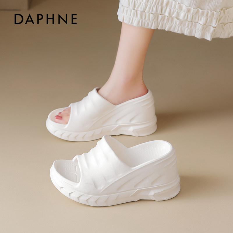达芙妮白色厚底拖鞋女夏外穿2025新款软底不累脚沙滩鞋增高凉鞋女
