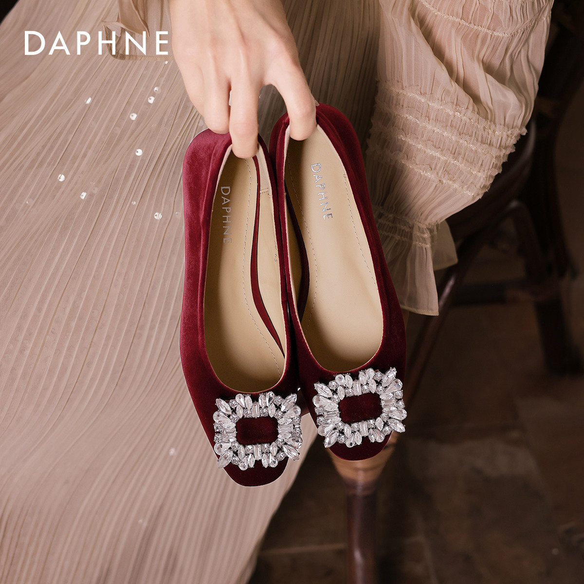 达芙妮圆头水钻浅口单鞋女2026新款法式平底不累脚晚晚风红色婚鞋,女鞋,浅口单鞋,淘宝优惠券,粉丝福利购,淘宝优惠卷