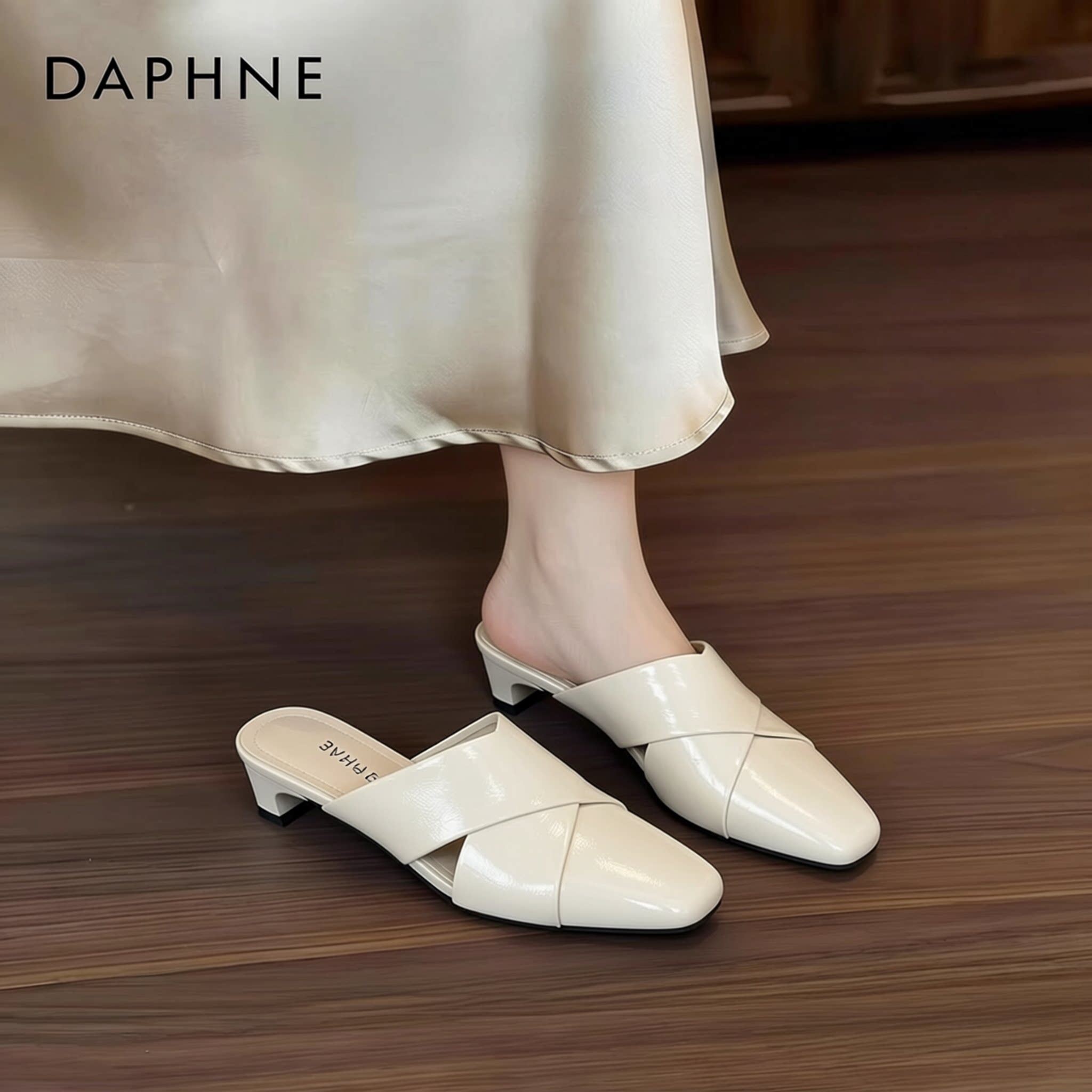 达芙妮坡跟包头半拖鞋女2026新款春夏外穿孕妇粗跟凉拖白色穆勒鞋