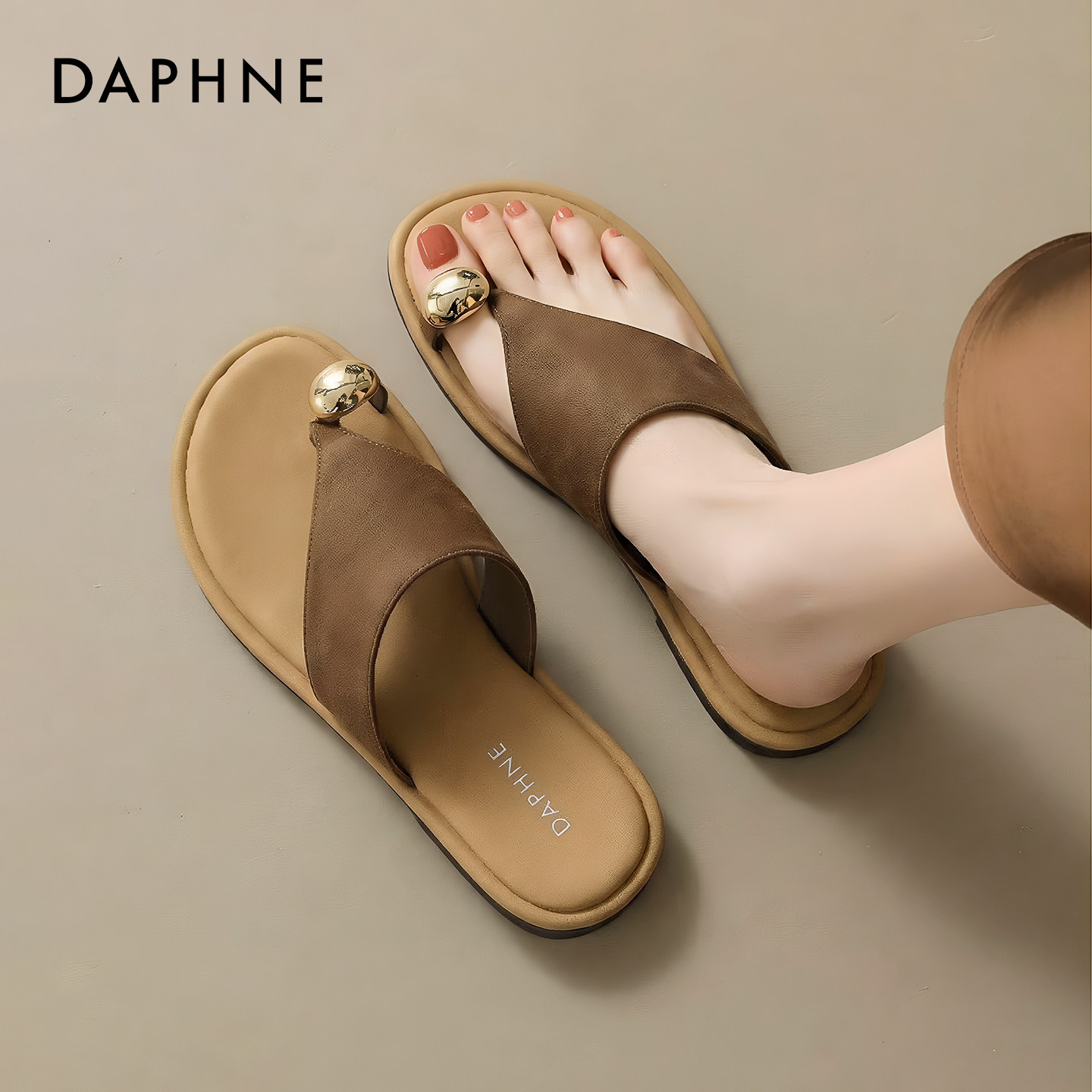 达芙妮拖鞋女2026夏季新款外穿夹趾人字拖平底沙滩凉鞋绝美配裙子