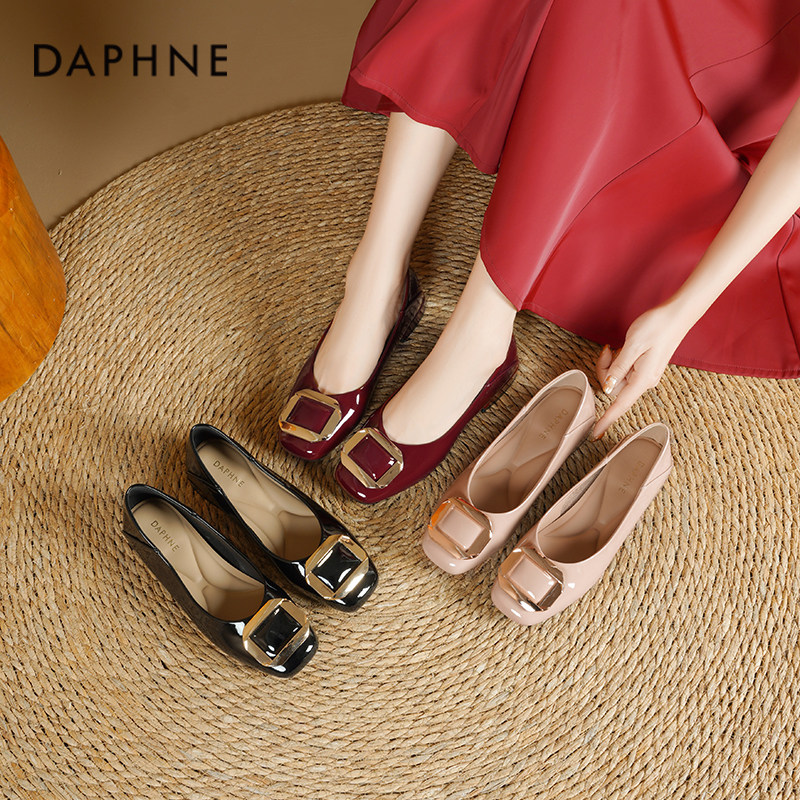 达芙妮红色单鞋女2026新款春季平底通勤女鞋法式绝美婚鞋百搭鞋子