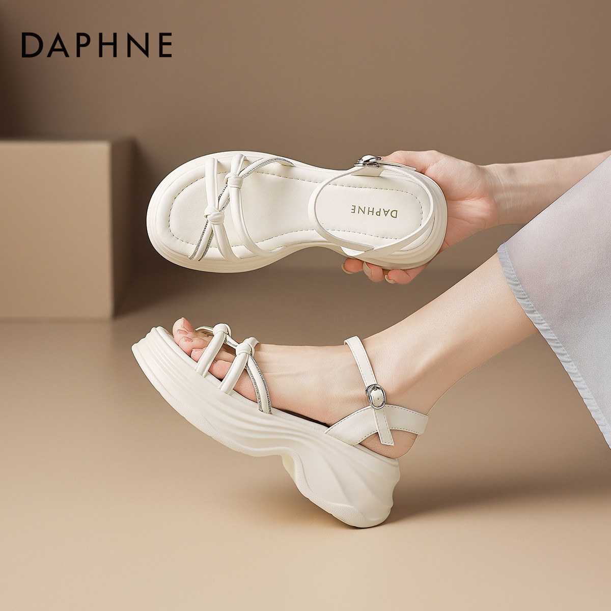 达芙妮松糕厚底露趾凉鞋2026新款夏季女款运动休闲增高跟外穿女鞋