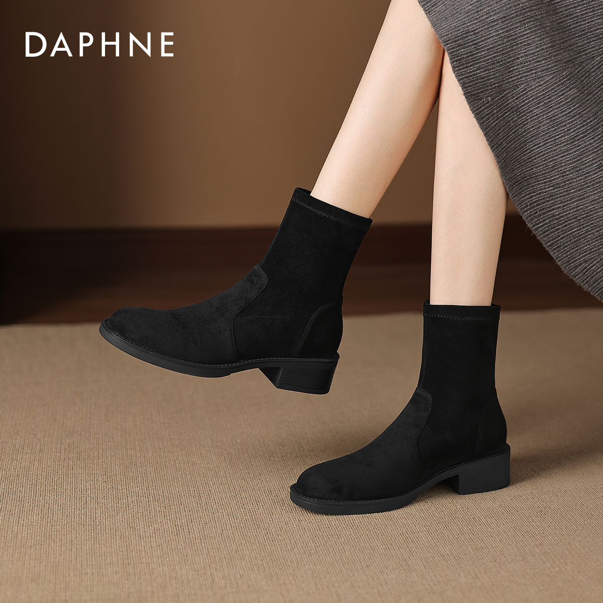 达芙妮短靴绒面粗跟弹力瘦瘦靴