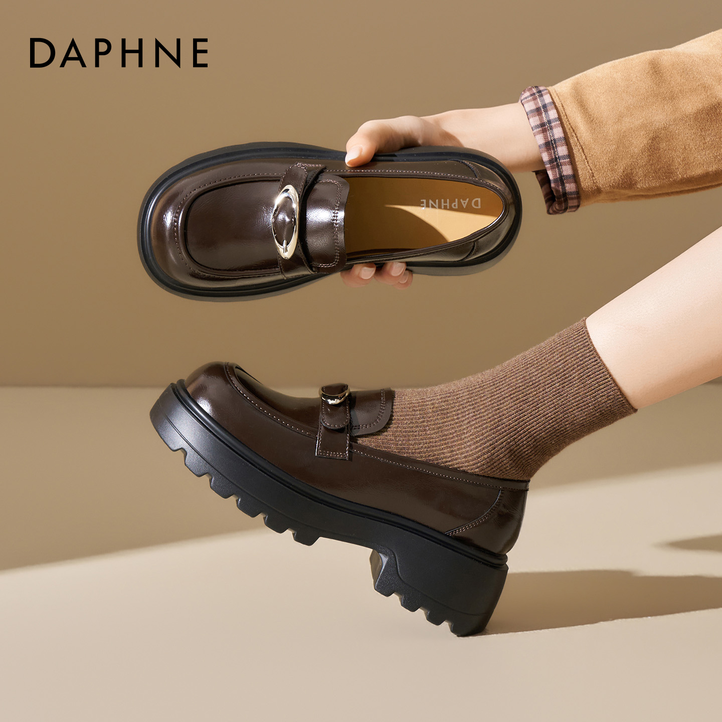 达芙妮棕色厚底小皮鞋