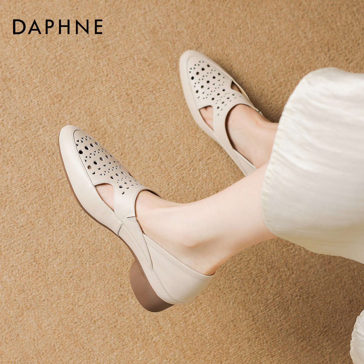 达芙妮镂空凉鞋女款2026新款夏季气质尖头单鞋软底低跟女士皮鞋