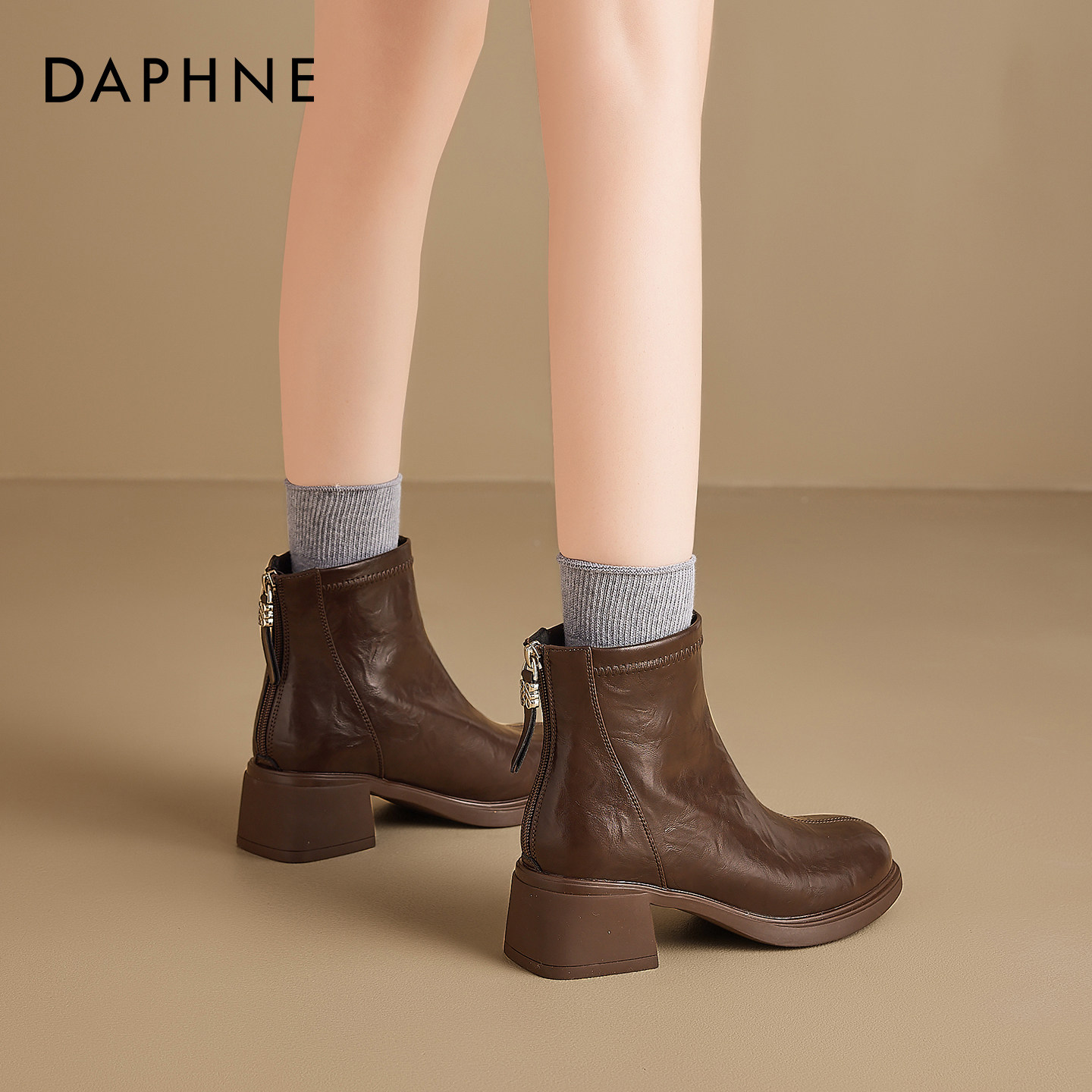 达芙妮棕色靴子高跟短靴女秋冬2026新款皮靴复古骑士靴瘦瘦马丁靴,女鞋,时装靴,淘宝优惠券,粉丝福利购,淘宝优惠卷