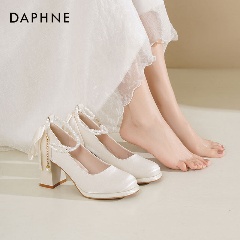 达芙妮粗跟高跟鞋女2026新款春季法式婚鞋白色珍珠浅口玛丽珍单鞋