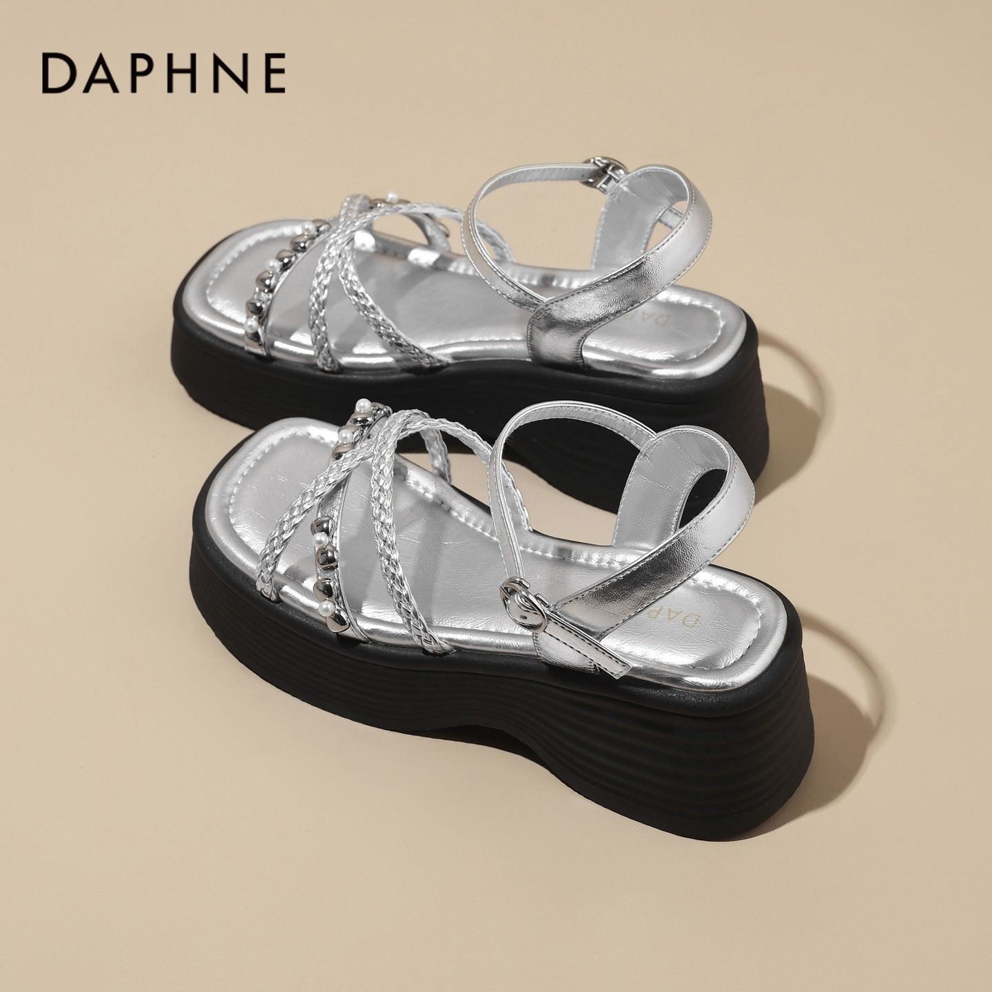 达芙妮厚底凉鞋女款2026新款夏季平底银色坡跟增高外穿法式罗马鞋