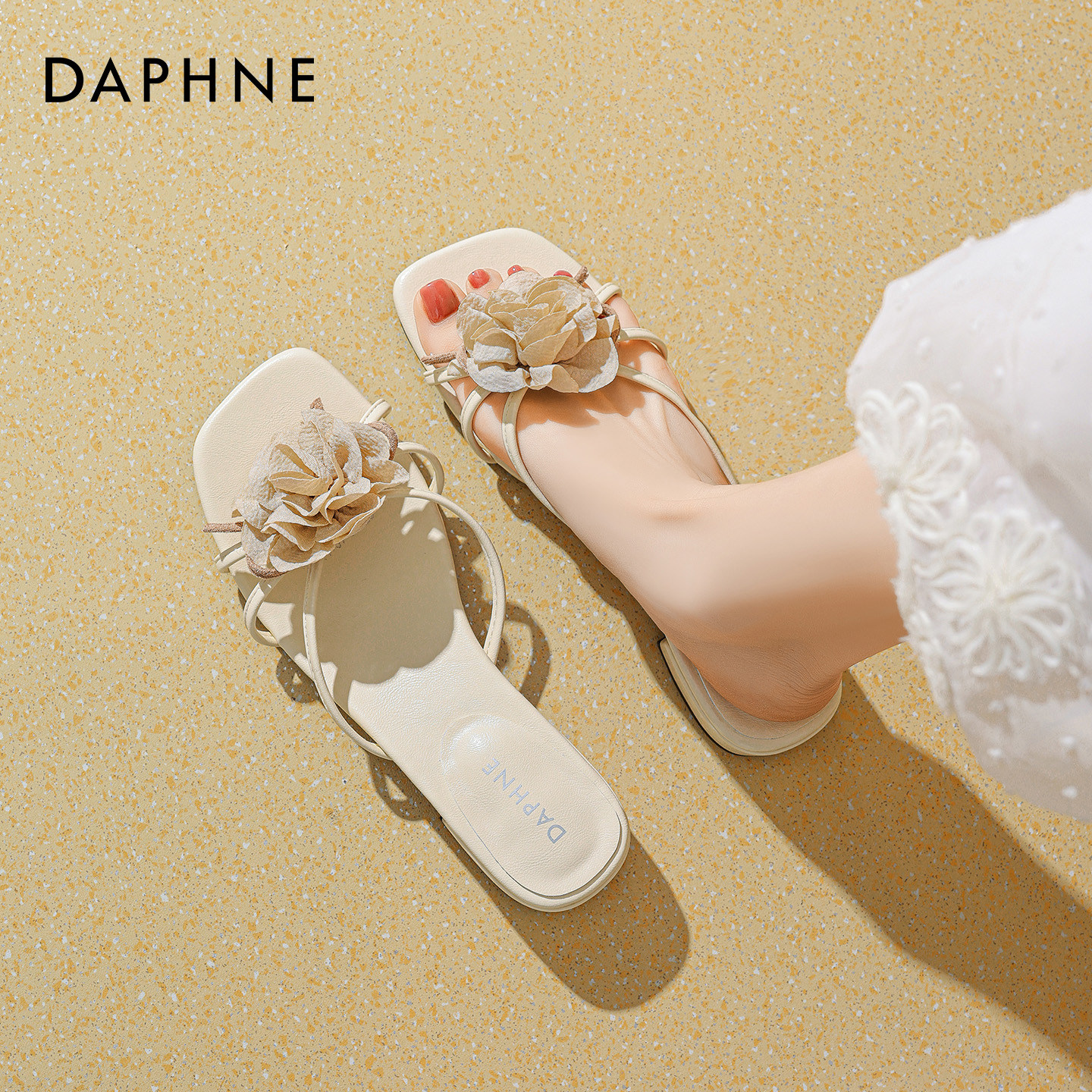 达芙妮花朵凉拖鞋女2026春夏新款外穿凉鞋配裙子仙女风绝美一字拖