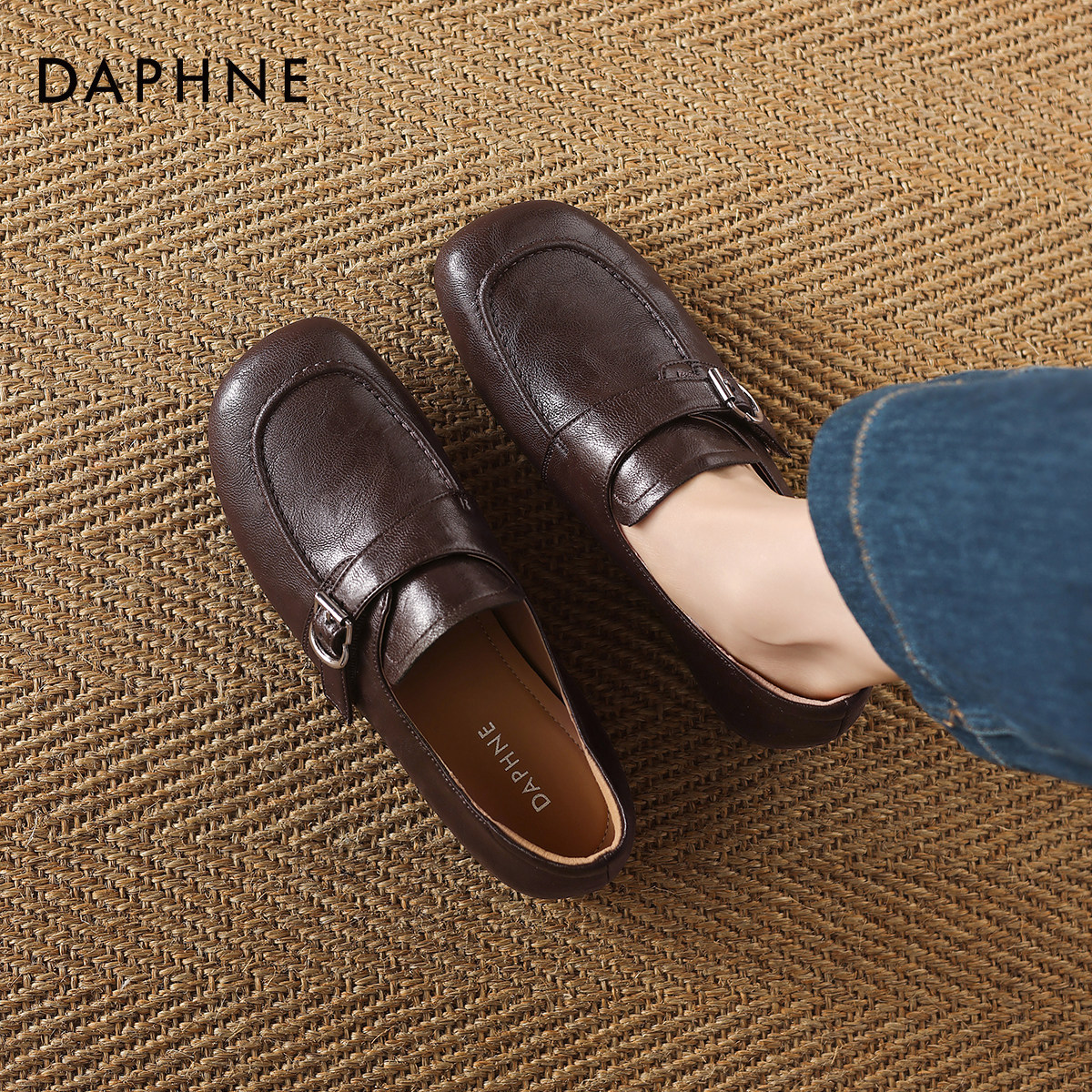 达芙妮棕色皮带扣乐福鞋女2026新款春英伦风一脚蹬通勤单鞋豆豆鞋