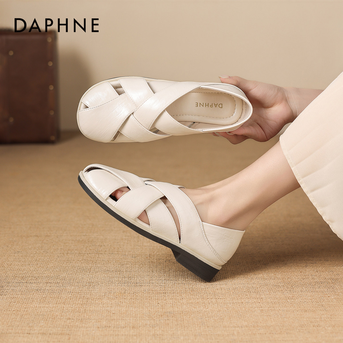 达芙妮编织包头凉鞋女2026新款春夏季平底镂空罗马风不累脚单鞋子