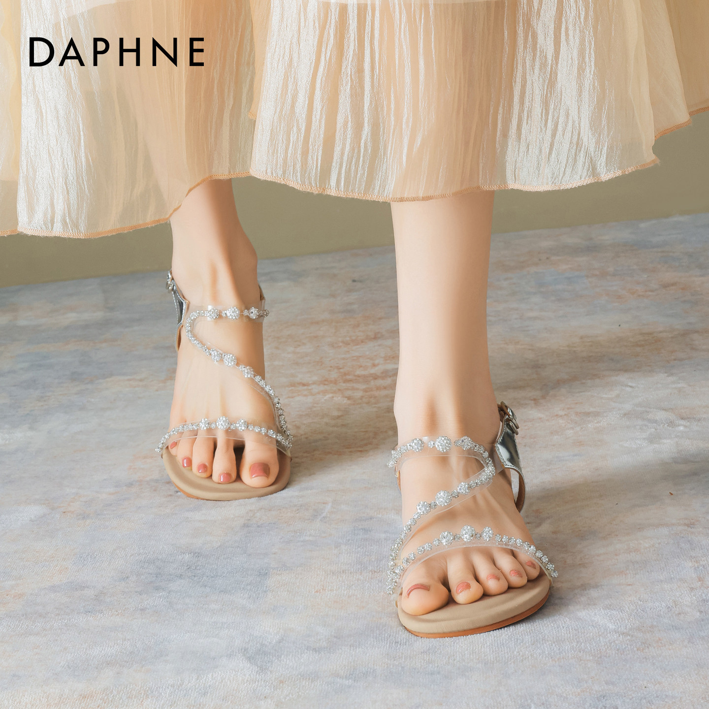 达芙妮水钻平底凉鞋女夏季2026新款外穿露趾法式仙女风配裙子凉拖