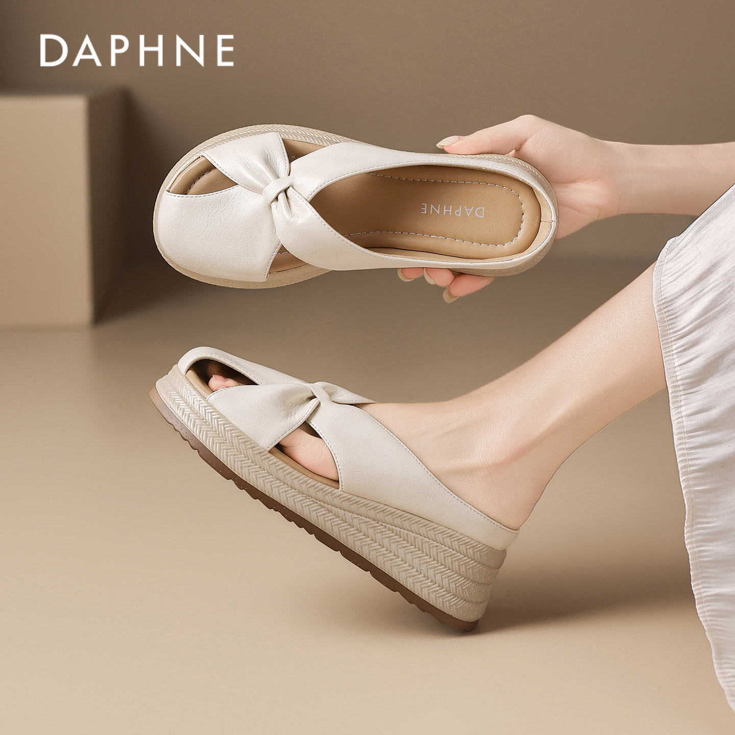 达芙妮坡跟包头拖鞋女2026新款春季厚底编织凉拖外穿软底镂空半拖