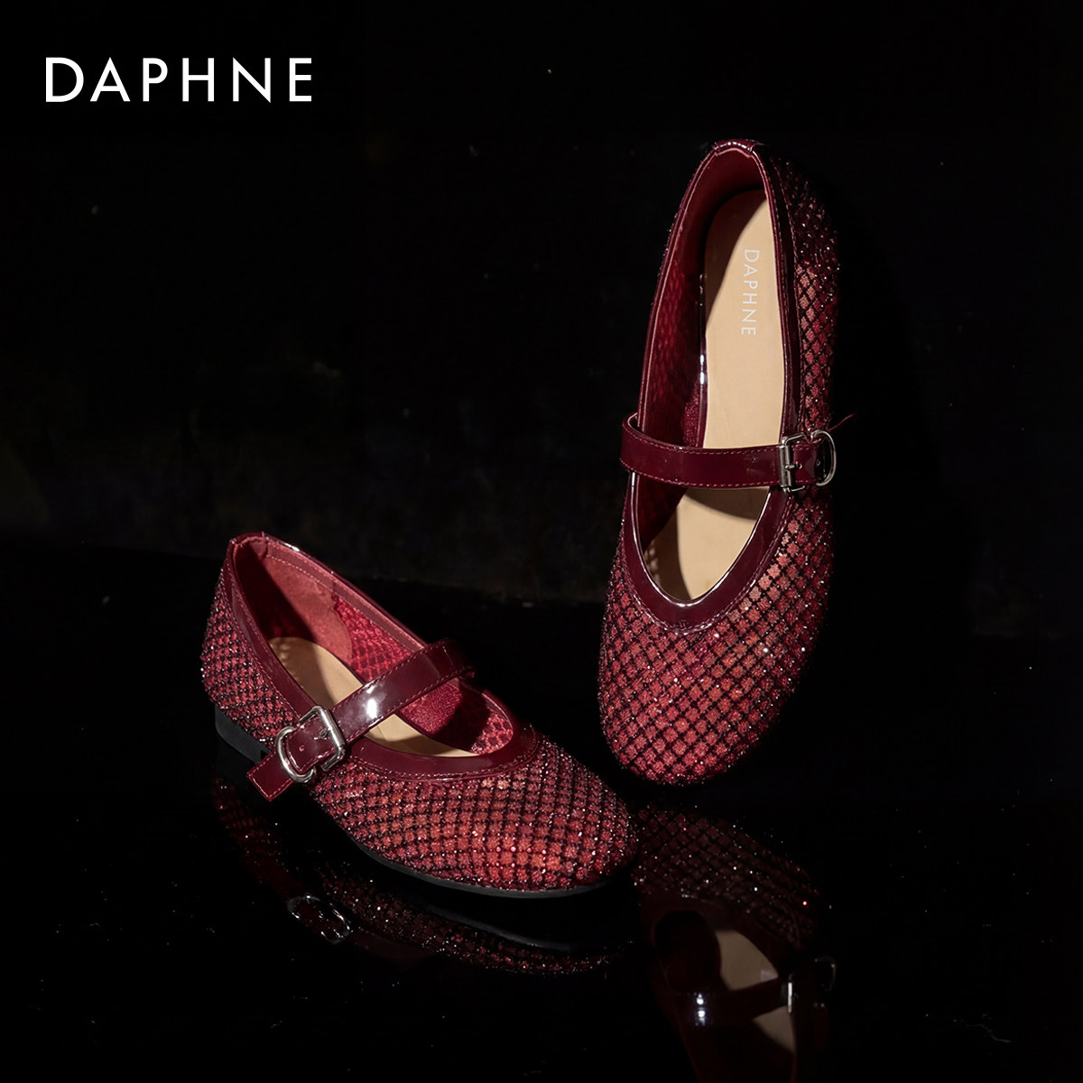 达芙妮满天星水钻单鞋女2026新款夏季平底凉鞋渔网鞋红色玛丽珍鞋