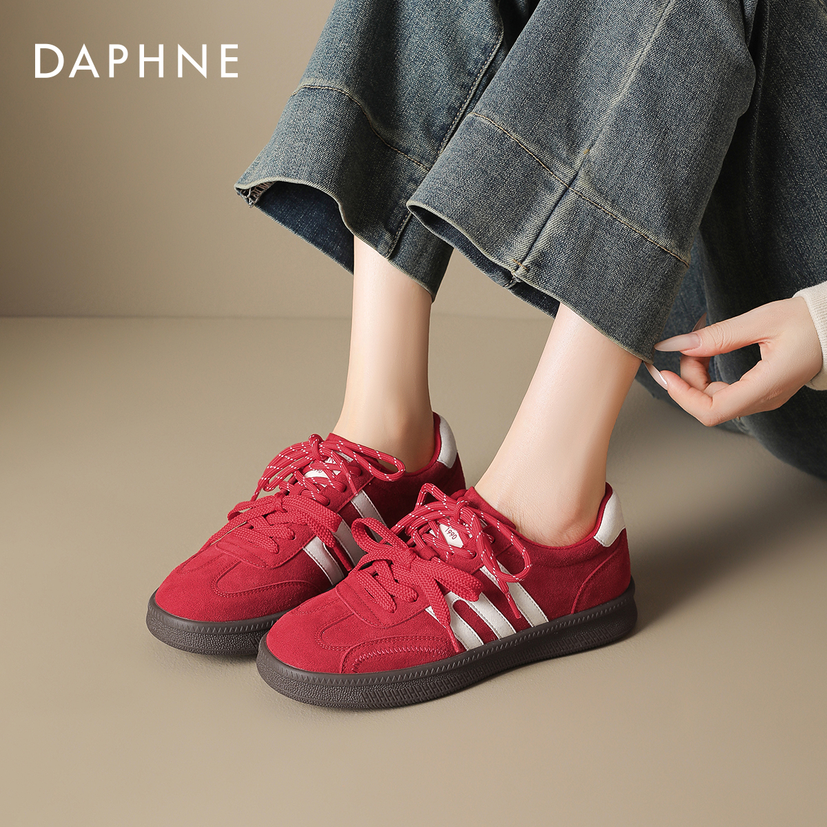 达芙妮红色德训鞋女透气平底单鞋