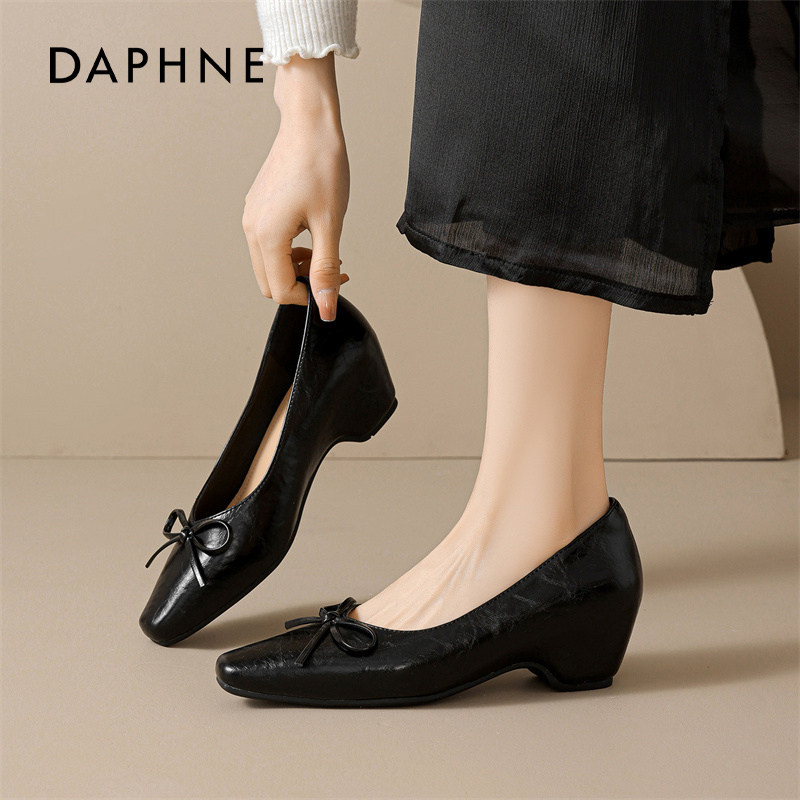 达芙妮黑色单鞋女士2026春季新款内增高通勤妈妈鞋方头软底小皮鞋