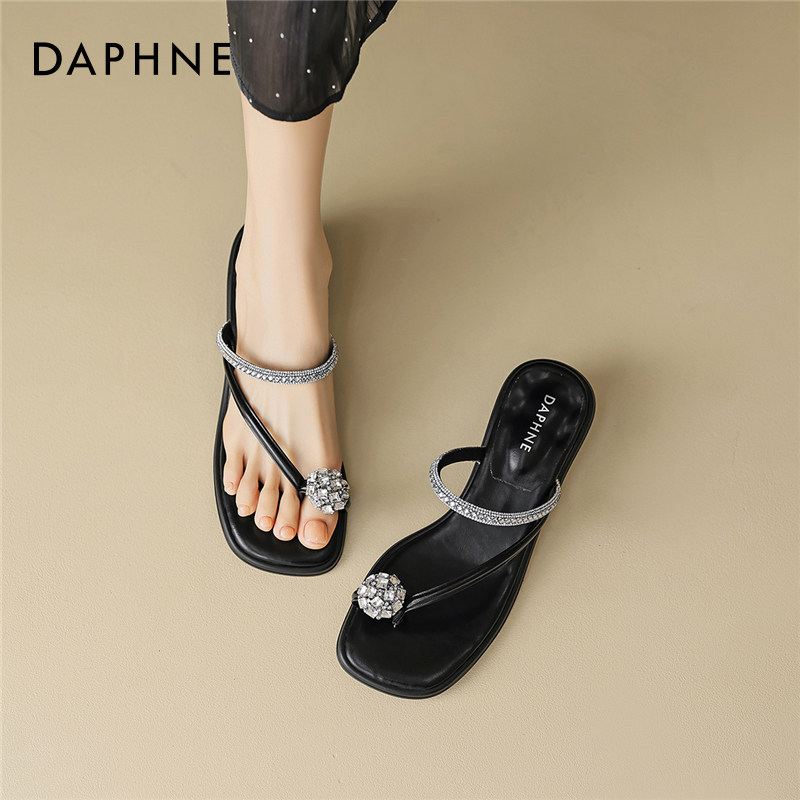 达芙妮夹趾凉鞋女款2026新款夏季外穿绝美水钻配裙子休闲时尚拖鞋