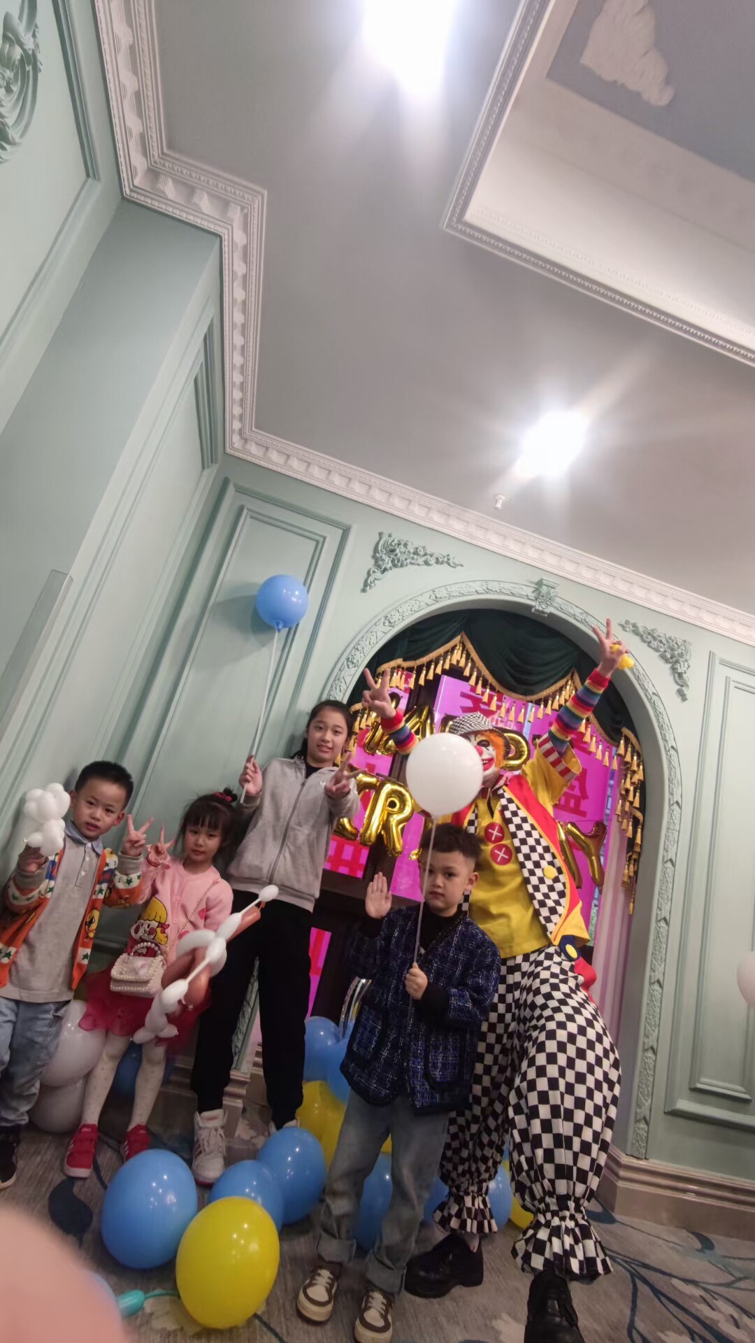 成都魔术气球小丑表演泡泡秀生日宝宝宴气球服务派对装饰策划布置