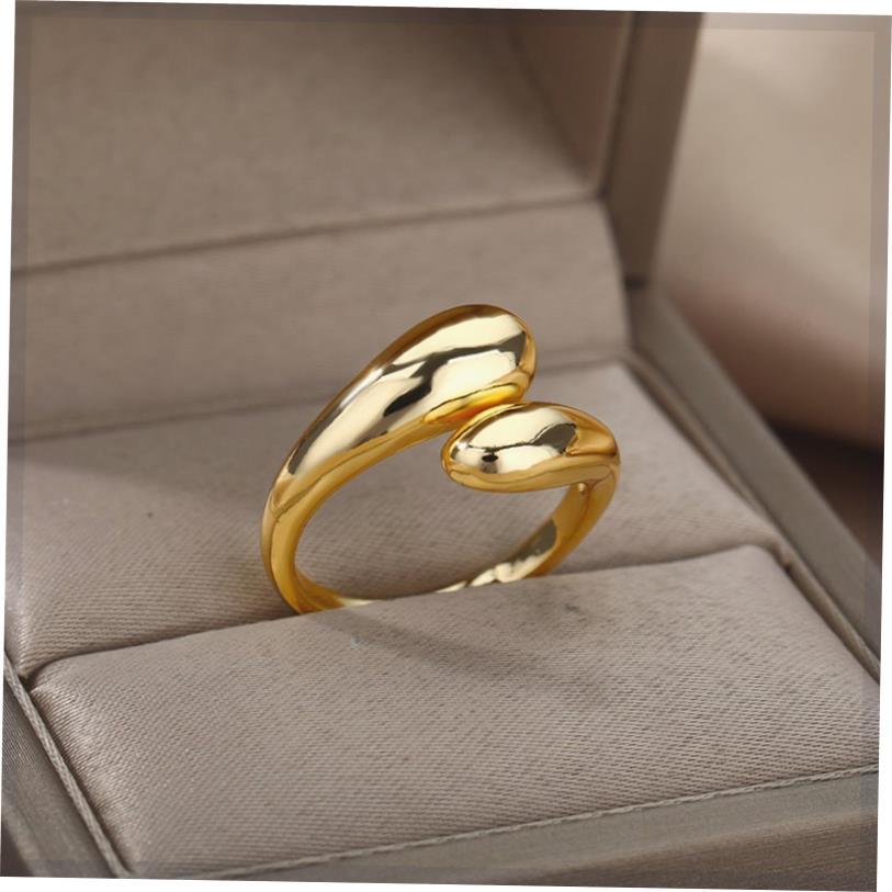 不锈钢戒指的妇女，男子金色订婚