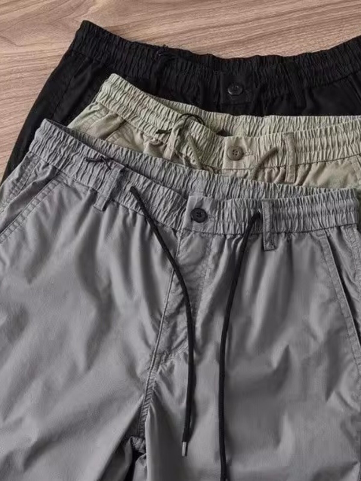 여름 트렌디하고 얇고 속건성이 뛰어나 편안하고 가벼우며 패셔너블한 남성용 아웃도어 캐주얼 팬츠 작은 발을 위한 심플한 발 제한 9점 팬츠