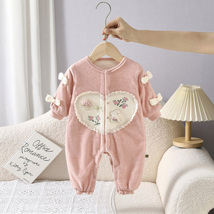 2025新款加绒婴儿连体衣女宝宝夹棉保暖外出爬服冬季女童加厚哈衣
