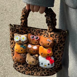 上班通勤包手腕包豹纹Kitty毛绒玩偶手提包包女款2026新款斜挎包