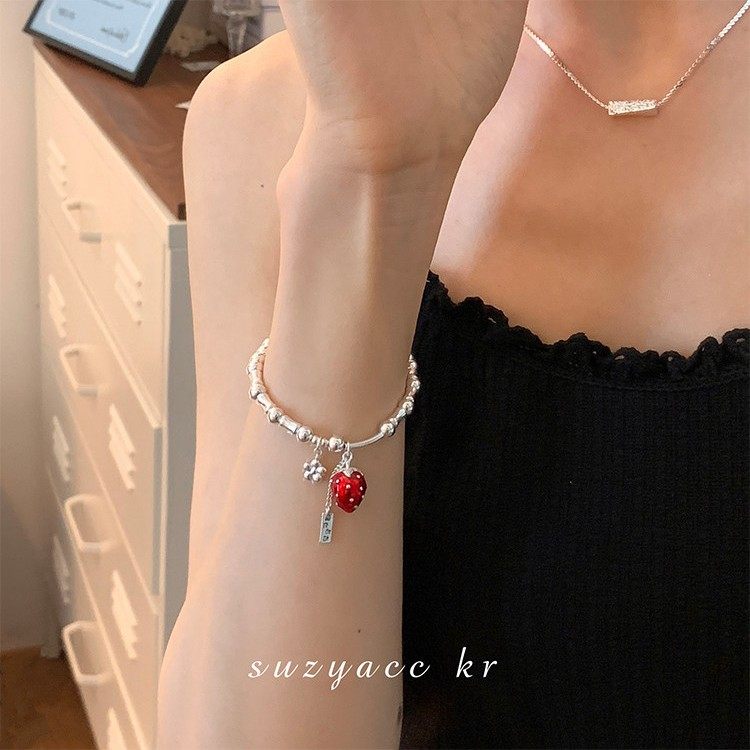 草莓手镯为妇女，可访问的奢侈品利基，精致和高端的手首饰作为礼