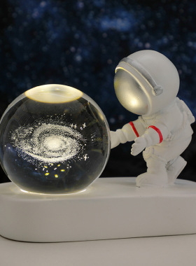 创意宇航员星空漫步小夜灯内雕水晶球发光底座摆件七夕节情侣礼品