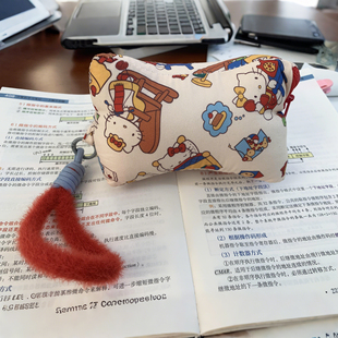 迷你午睡枕 kitty午休枕趴睡枕便携护颈办公室午睡学生三角枕