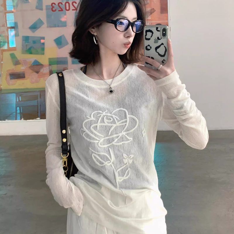 甜妹设计感发泡花朵白色微透长袖t恤罩衫女夏2025新款修身防晒衣